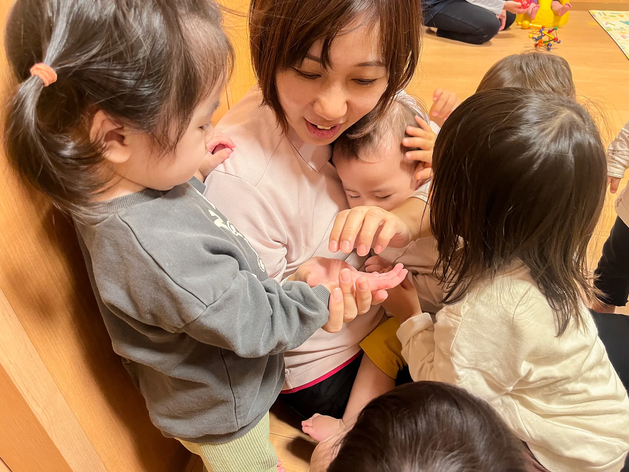 ぴっころ保育園六本松園で、子どもたちと過ごす保育士